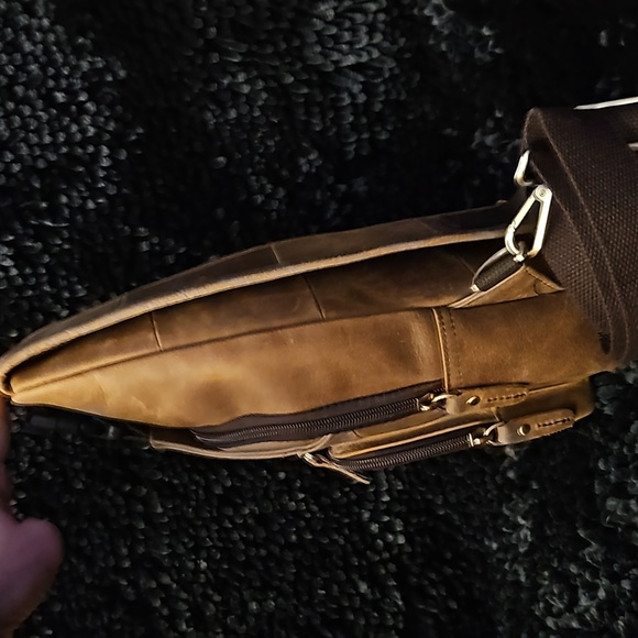 Mens light brown/tan leather slingbag NWOT also available in black - Picture 4 of 12